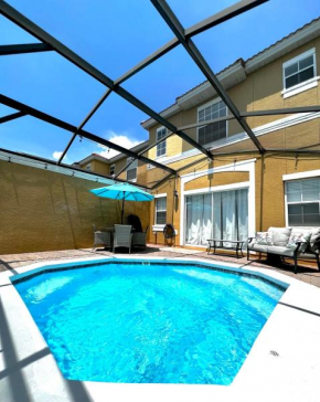 Stylish 3 bd townhouse near Disney with private pool.